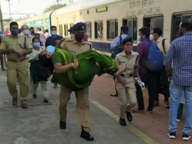 ട്രെയിനിൽ നെഞ്ചുവേദനയെത്തുടർന്ന് മരണത്തോട് മല്ലിട്ട മനുഷ്യജീവൻ കണ്ടപ്പോൾ റെയിൽവേ സുരക്ഷ സേനാംഗം ഓമനക്കുട്ടൻ ഒട്ടും പതറിയില്ല; കോവിഡ് സംശയത്തിൽ അൽപം മടിച്ചുനിന്നവരെ നോക്കുകുത്തിയാക്കി ആ മധ്യവയസ്കയെ വാരിയെടുത്ത് ഓടുകയായിരുന്നു