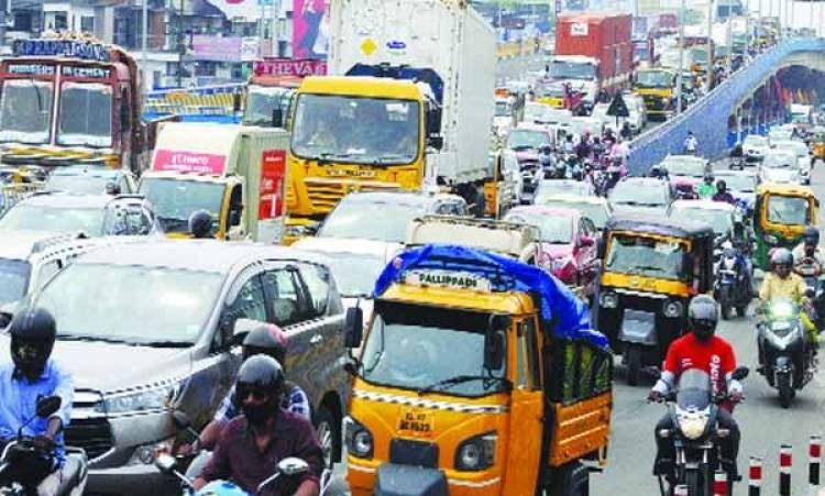 വൈറ്റിലയില്‍ ഗതാഗതം കീറാമുട്ടി; ക്ഷേത്രത്തിനു മുന്നില്‍ കുരുക്ക്‌'