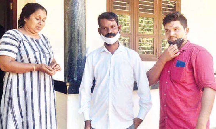 പഴയ വസ്​ത്രങ്ങള്‍ക്കൊപ്പം അബദ്ധത്തില്‍ ലഭിച്ച സ്വര്‍ണം തിരിച്ചേല്‍പ്പിച്ച്‌​ മൈസൂര്‍ സ്വദേശികള്‍