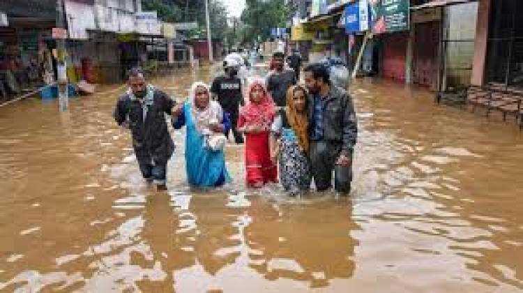 കേരളത്തില്‍ മഴക്കെടുതികള്‍ മൂലം 49 ദുരിതാശ്വാസ ക്യാംപുകള്‍ തുറന്നു; 757 പേര്‍ സുരക്ഷിത കേന്ദ്രങ്ങളില്‍