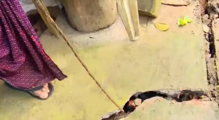 ഇടുക്കി സീതത്തോട് മുണ്ടംപാറയില്‍ മുണ്ടംപാറ പ്ലാത്താനത്ത് ജോണിന്റെ ഭൂമി വിണ്ടുകീറി