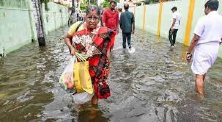 കൊച്ചി നഗരത്തിലെ വെള്ളക്കെട്ടിനെതിരെ പ്രതിപക്ഷവും ഇടതുപക്ഷ സഹയാത്രികരും മേയര്‍ക്കെതിരെ പെരുമഴയായി പ്രതിഷേധം