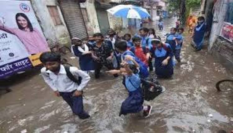 കനത്ത മഴയിലെ വെള്ളക്കെട്ടില്‍ ബംഗളൂരു നഗരം ; വൈദ്യുതി ലൈനുകള്‍ പൊട്ടി വീണു ; ദുരിതത്തിലായി ജനങ്ങള്‍