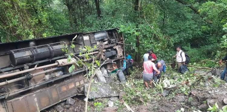 കെ എസ് ആര്‍ ടി സി ബസ് ടയര്‍ പൊട്ടി, മറിഞ്ഞു: ഒരു മരണം