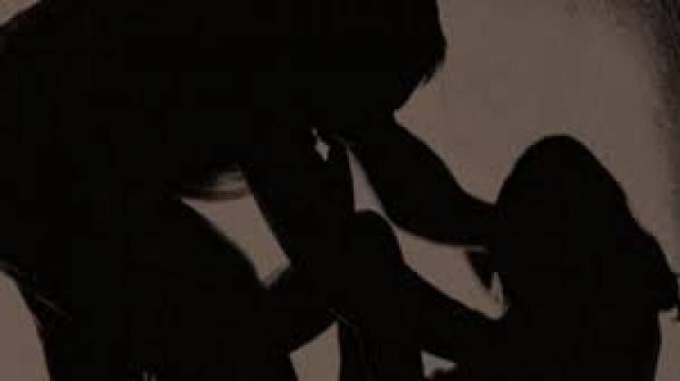 സ്‌കൂള്‍ വിദ്യാര്‍ഥിനികളെ തട്ടിക്കൊണ്ടുപോയി ലൈംഗികമായി പീഡിപ്പിച്ച കേസില്‍ രണ്ട് യുവാക്കള്‍ അറസ്റ്റില്‍.