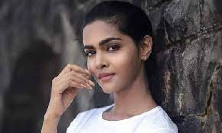 നടിയും മോഡലുമായ ആകാംക്ഷ മോഹനെ (30) അന്ധേരിയിലെ ഹോട്ടല്‍ മുറിയില്‍ തൂങ്ങി മരിച്ച നിലയില്‍ കണ്ടെത്തി.