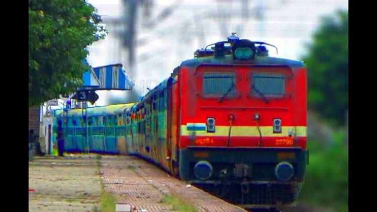 ഓടുന്ന ട്രെയിനിൽ പരസ്യ മദ്യപാനവും, മദ്യ വിതരണവും !