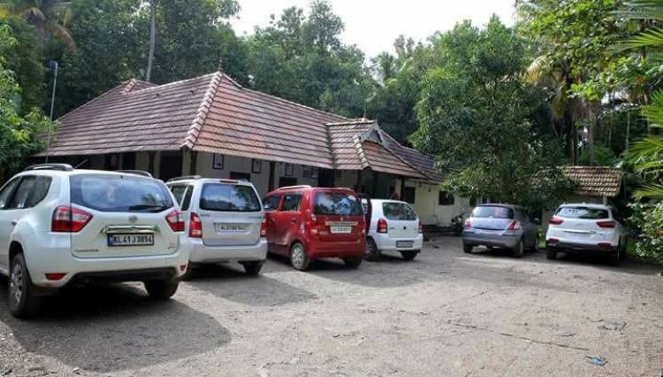 സ്വാമി വൈദ്യ ഗുരുകുലത്തിൻ്റെ ആയുർവേദ മരുന്നുകളിൽ ഇംഗ്ലിഷ് മരുന്നുകളും ചേർത്ത് ഡോ: അഭിലാഷ് രോഗികളെ വഞ്ചിക്കുന്നതായി ആരോപണം